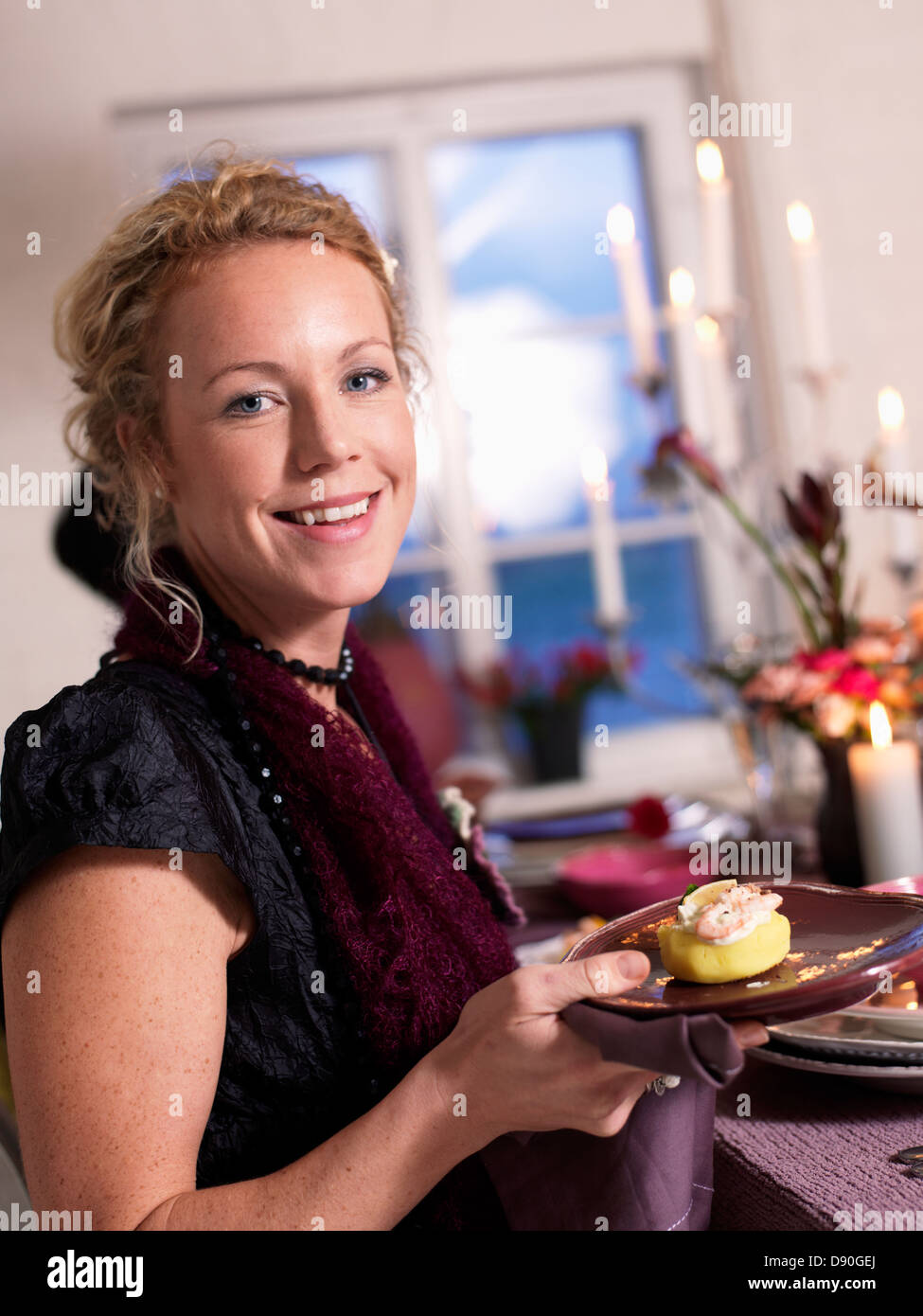 Lächelnde Frau Halteplatte mit Vorspeise Stockfoto