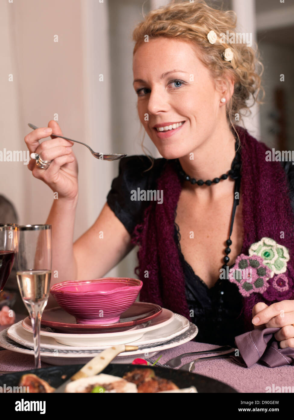 Frau am Essen Stockfoto