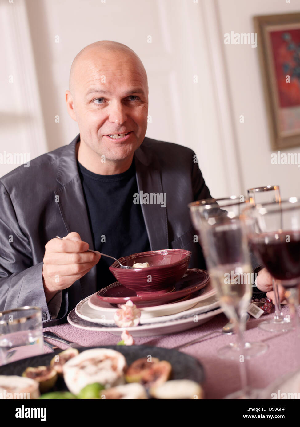 Mann mit Suppe, wegschauen Stockfoto