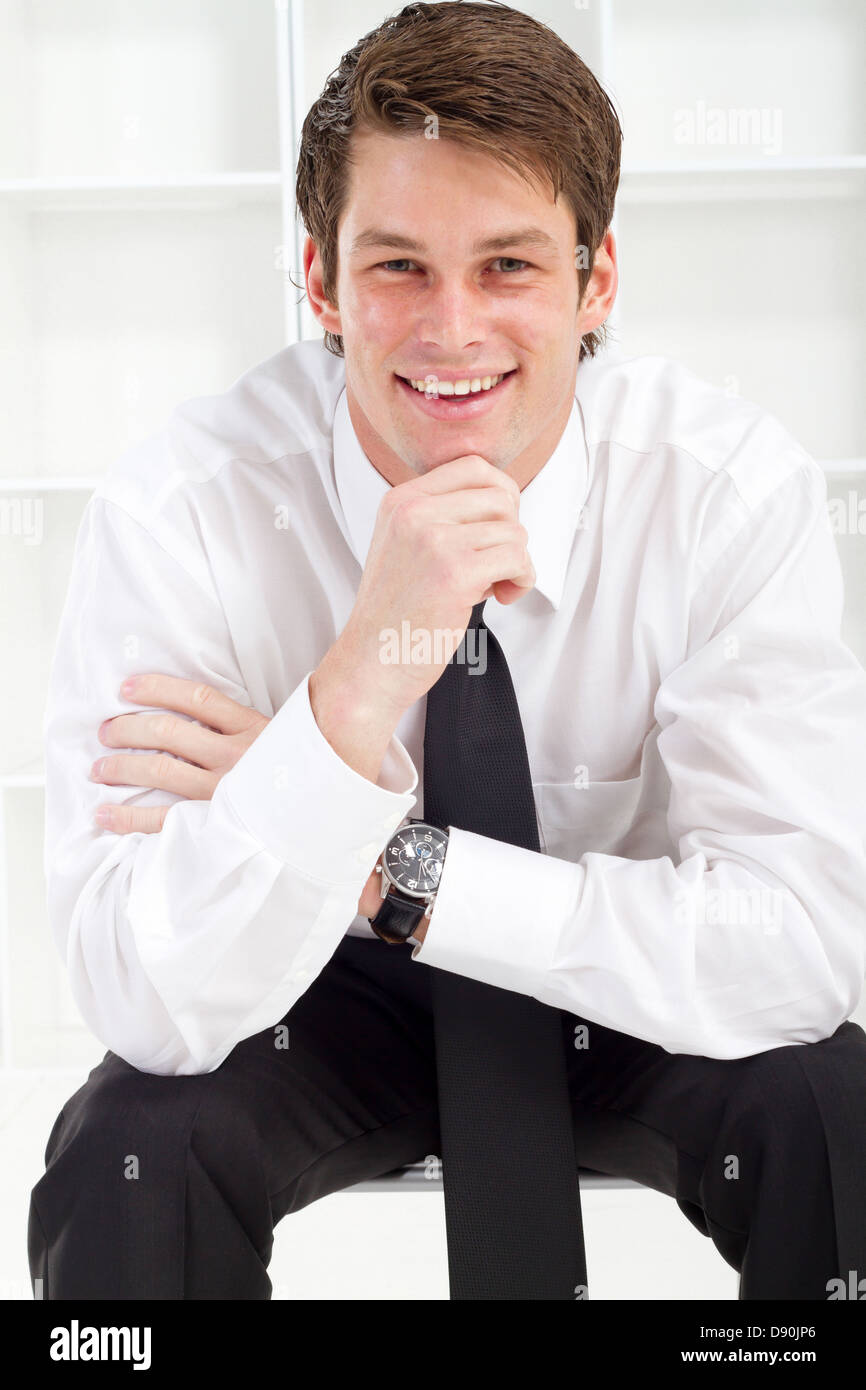 glückliche junge Geschäftsmann im Büro Stockfoto