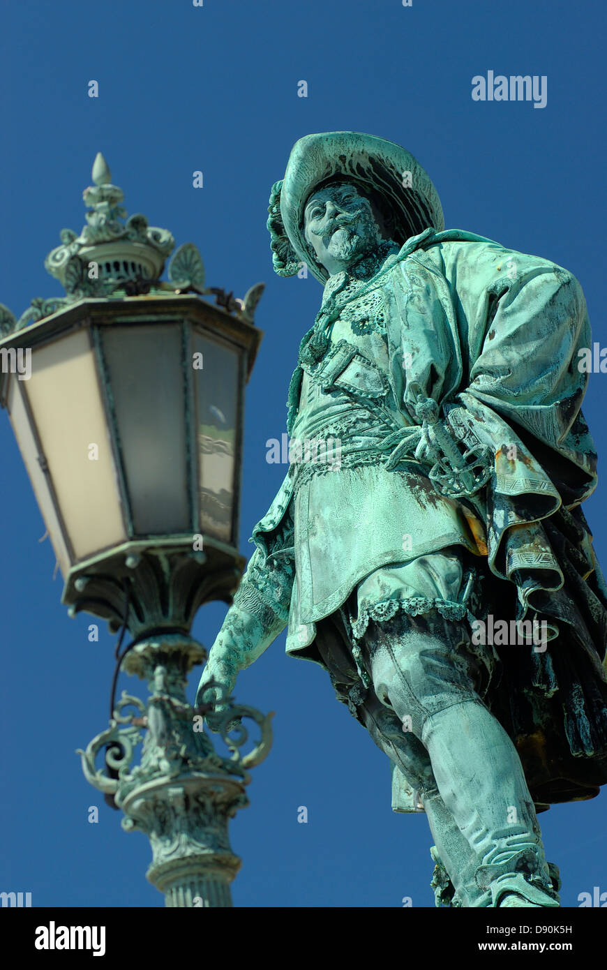 Niedrigen Winkel Ansicht der Statue und Lampe post Stockfoto