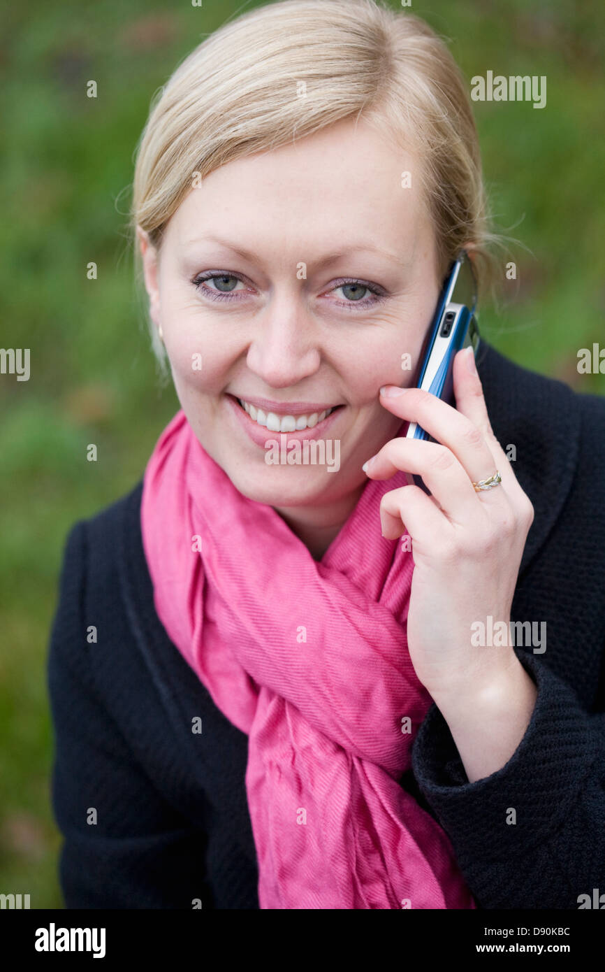 Porträt von Mitte Erwachsene Frau mit Handy Stockfoto