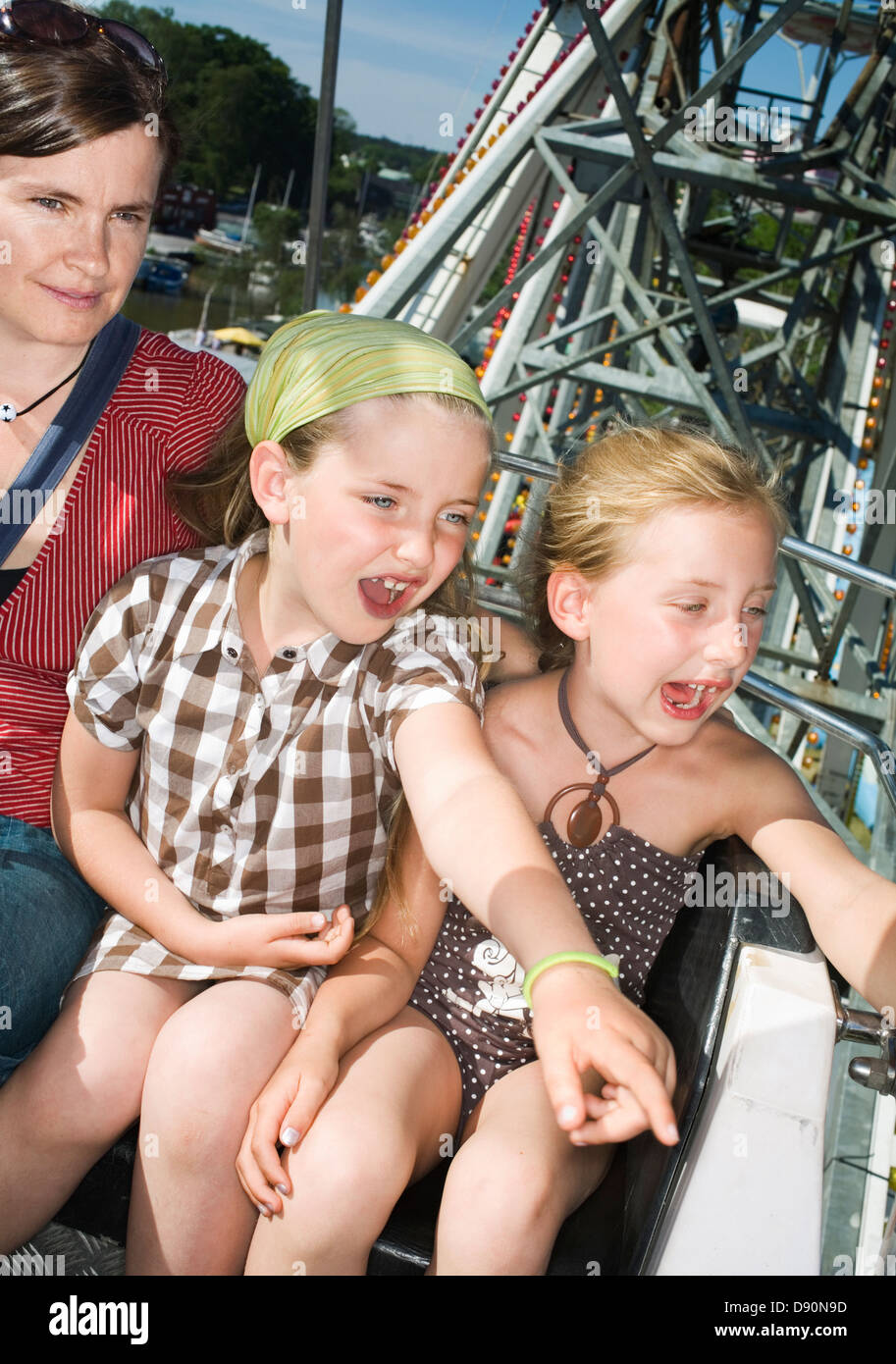 Kinder in einem Vergnügungspark, Schweden. Stockfoto