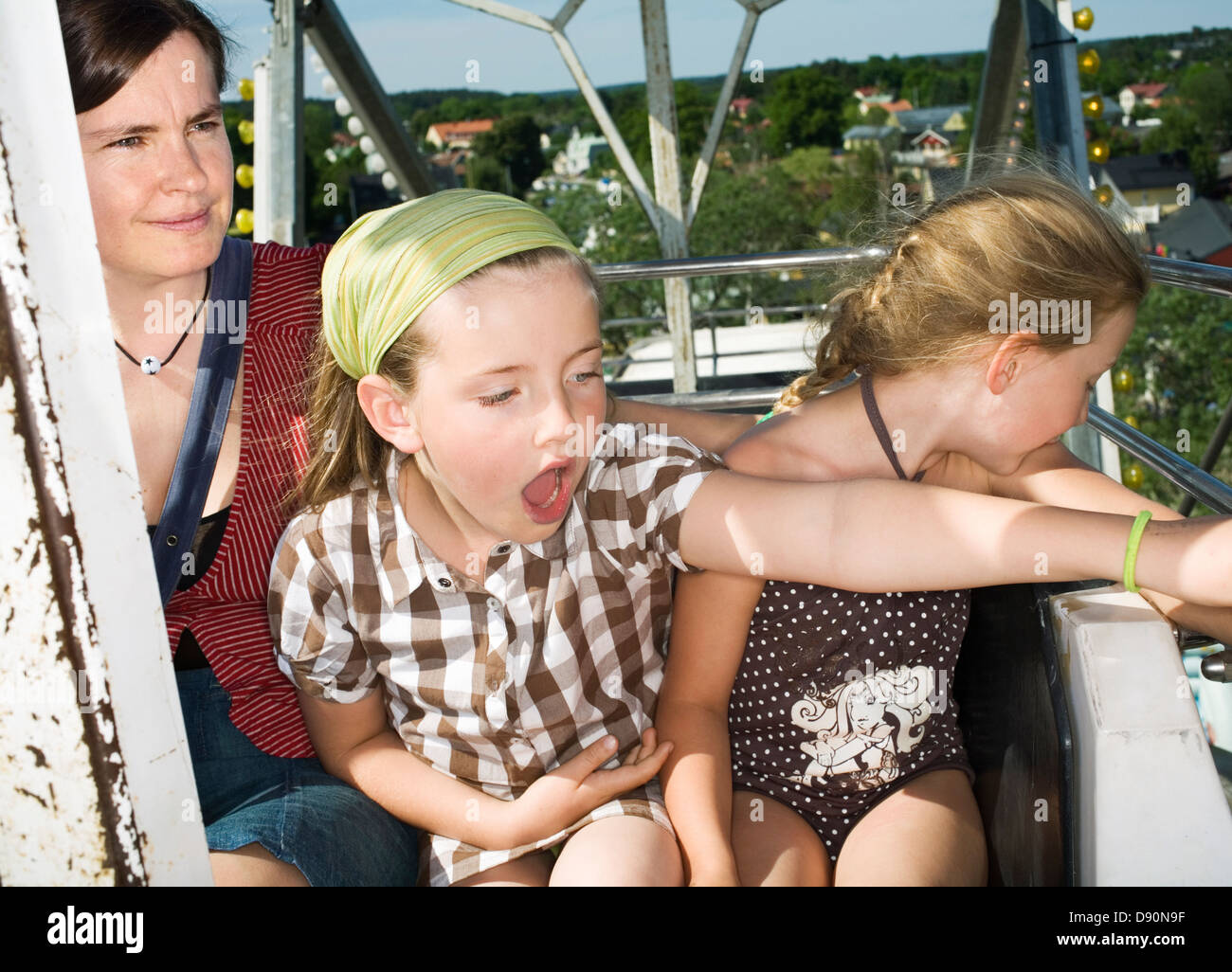 Kinder in einem Vergnügungspark, Schweden. Stockfoto