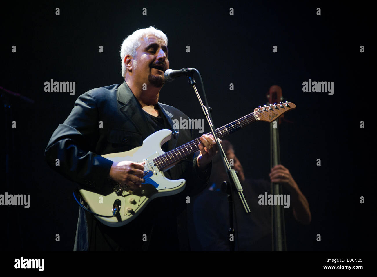 London, UK. 7. Juni 2013. Pino Daniele, der italienischen Bluesman aus Neapel, macht seine UK Debüt live im Barbican Centre. Bildnachweis: Piero Cruciatti/Alamy Live-Nachrichten Stockfoto