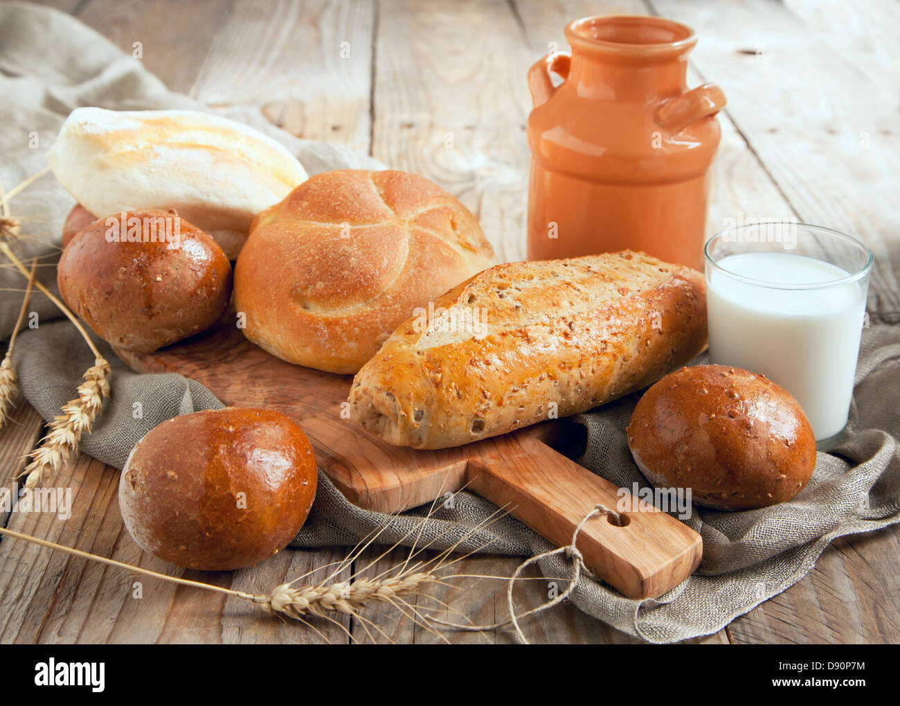 Bäckerei-Sortiment mit Brot Brote und Brötchen Stockfoto