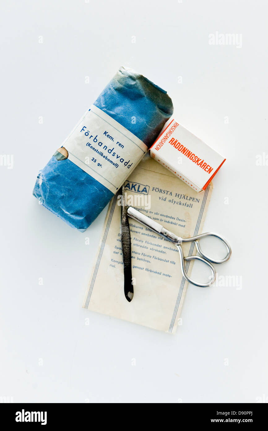 Bandagen, Scheren und Pinzetten vor weißem Hintergrund Stockfoto