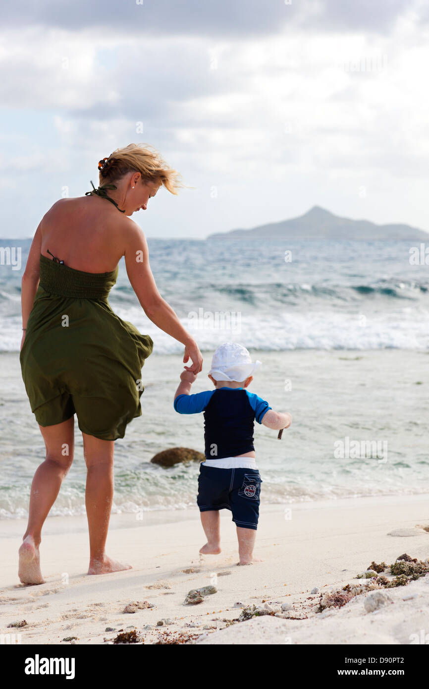Mutter und Sohn Strand entlang spazieren Stockfoto