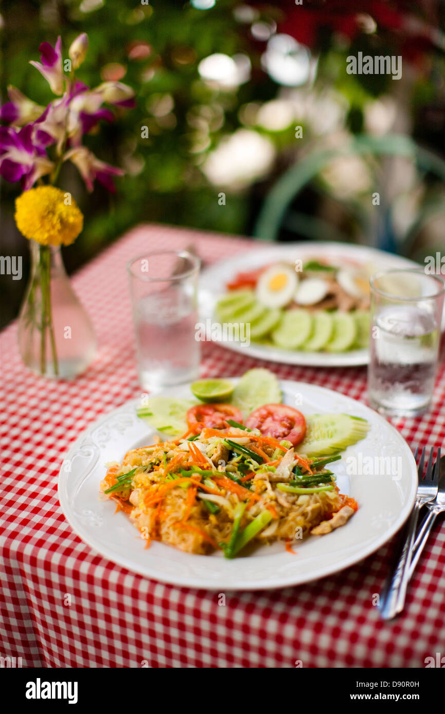 Teller mit Essen auf den Tisch, Nahaufnahme Stockfoto