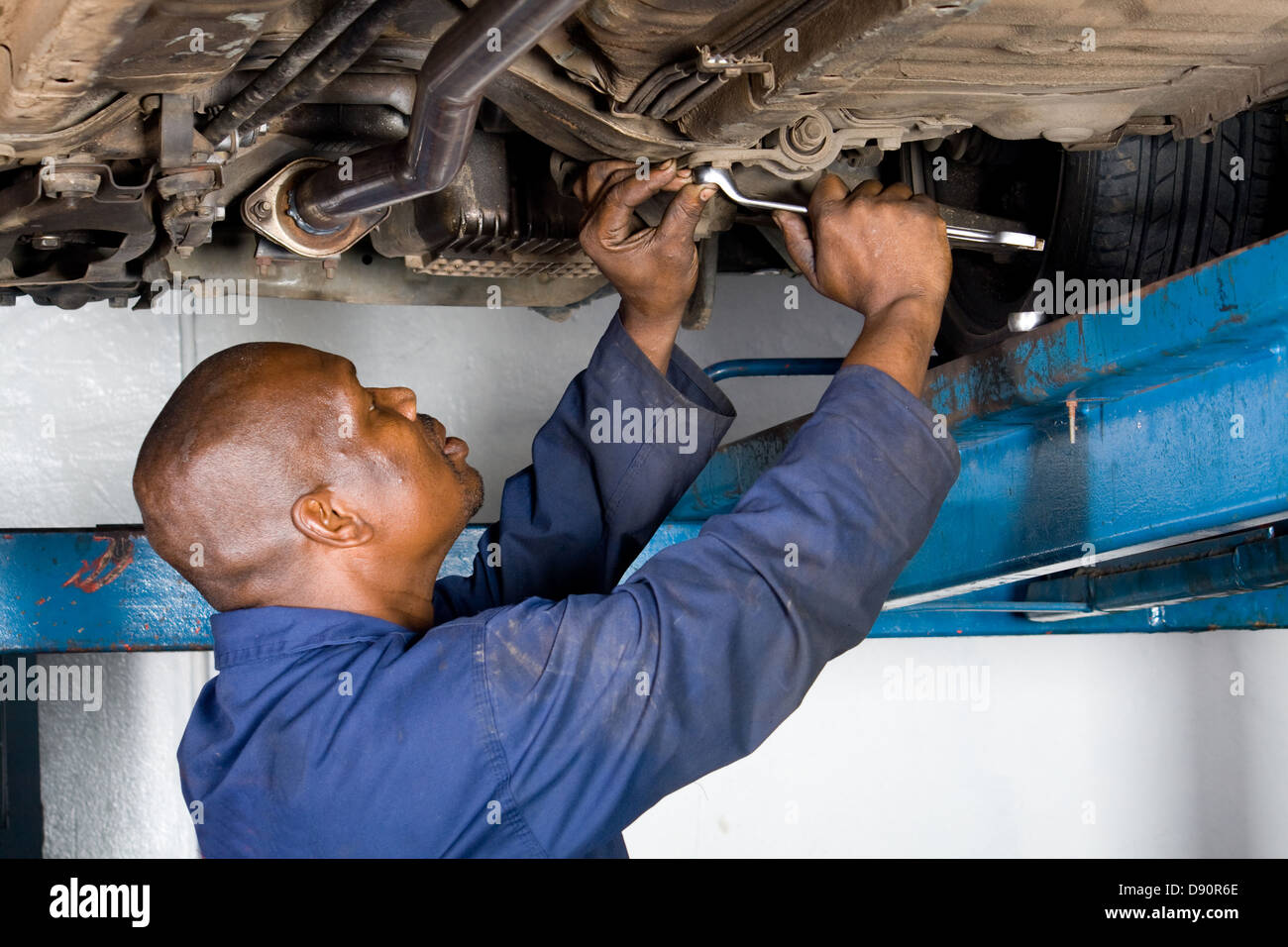 afrikanische amerikanische Kfz-Mechaniker bei der Arbeit Stockfoto