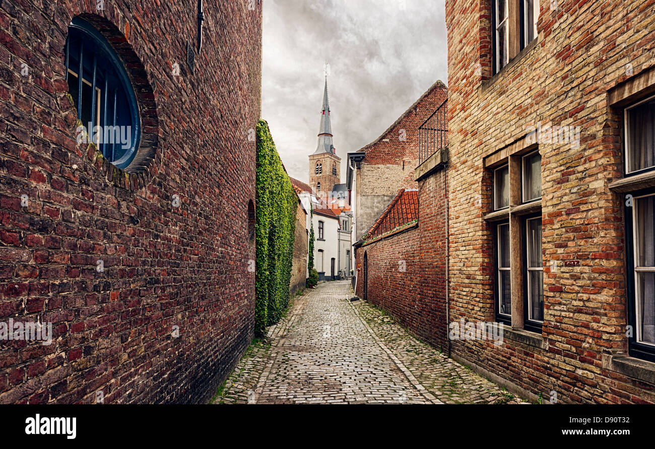 Schmale gepflasterte leere Straße in Brügge, Belgien Stockfoto