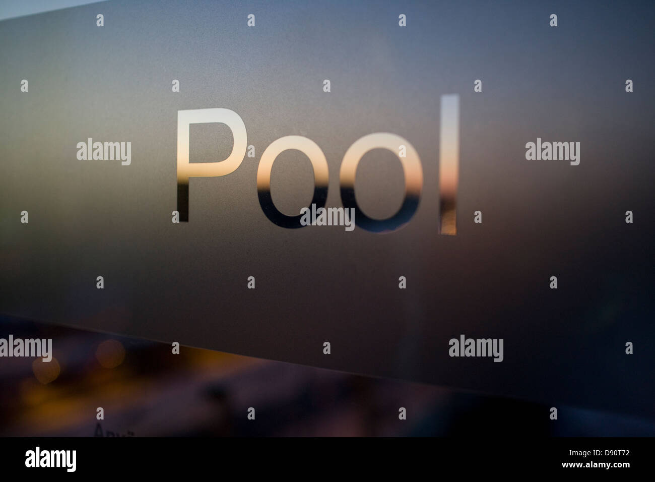 Schwimmbad-Zeichen auf Glas Stockfoto