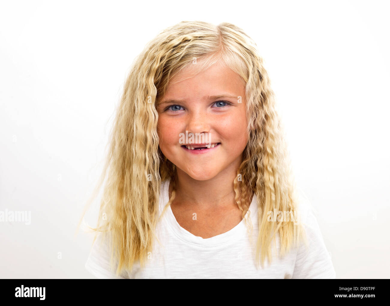 Porträt von lächelndes Mädchen mit fehlenden Frontzähne, Studio gedreht Stockfoto