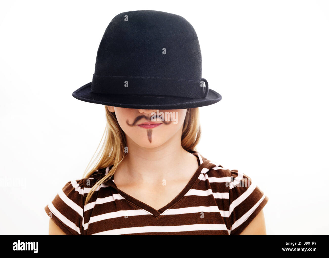 Porträt von Mädchen mit Hut mit gefälschte Schnurrbart, Studio gedreht Stockfoto