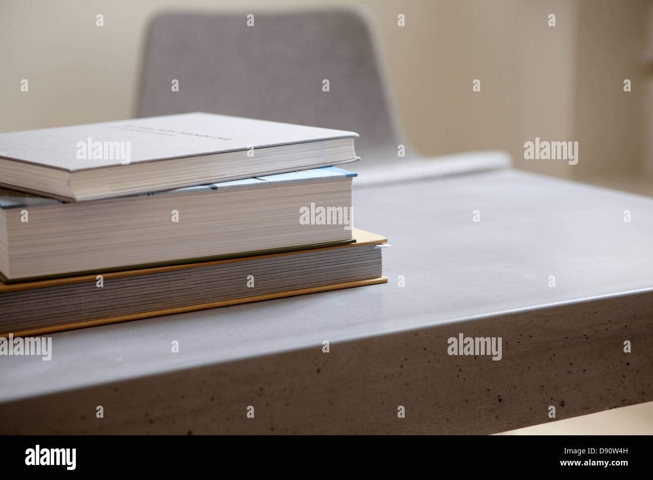 Stapel Bücher auf Schreibtisch Stockfoto