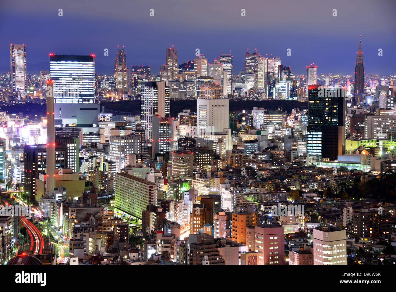 Aerial Nachtansicht über Ebisu, Tokyo, Japan mit Blick auf die Wolkenkratzer Bezirk von Shinjuku. Stockfoto