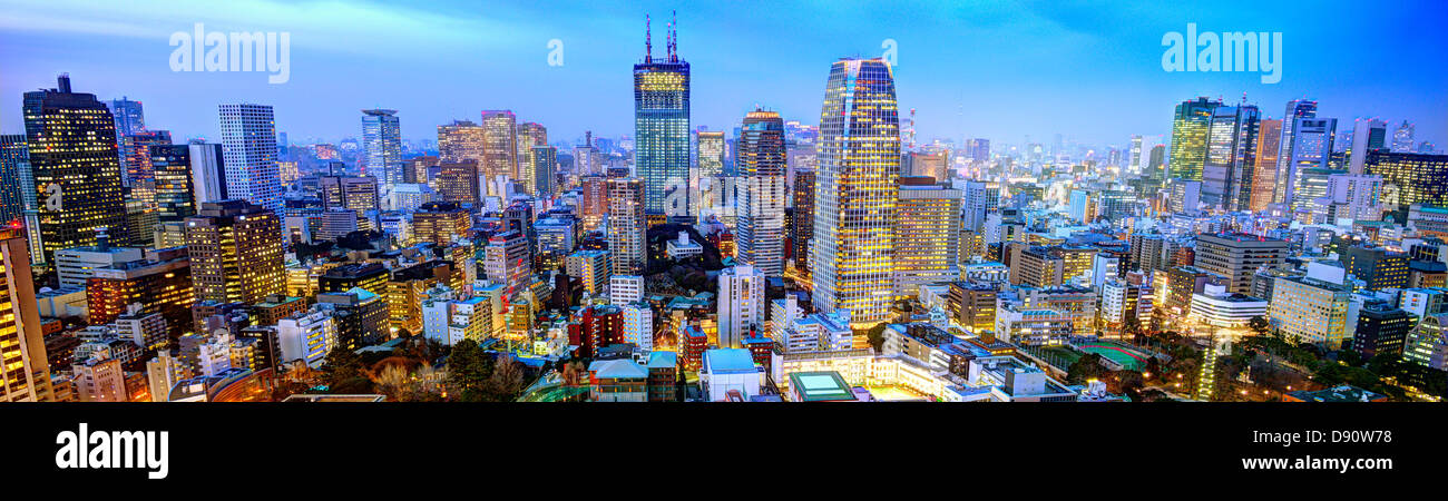 Panorama von Bürogebäuden im Minato Bezirk von Tokio. Stockfoto