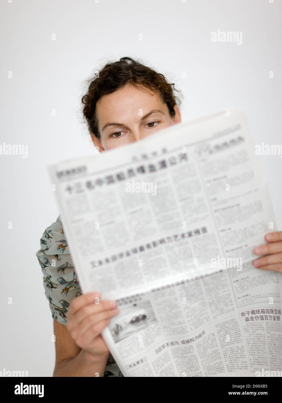 Frau lesen Zeitung Stockfoto