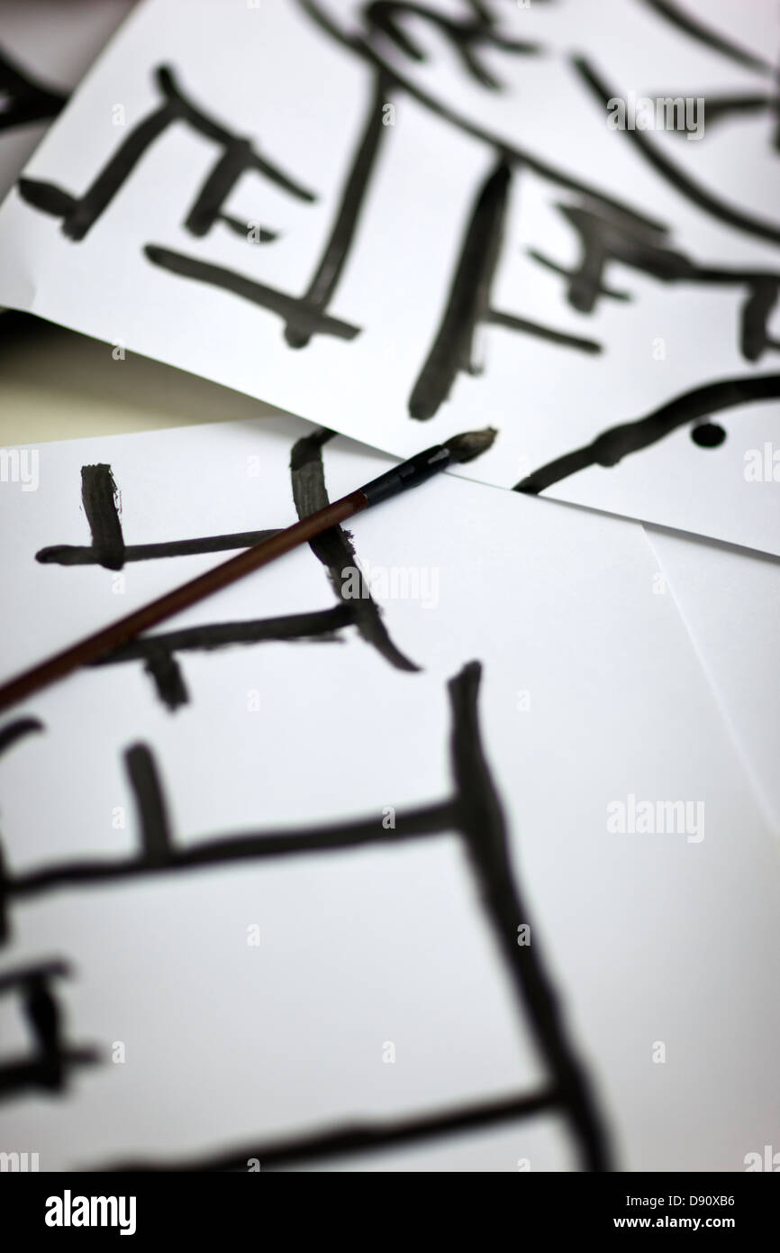 Nahaufnahme von chinesischen Zeichen Caligraphed auf Papier Stockfoto