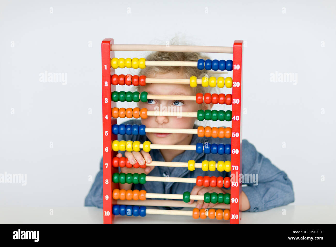 Mädchen versteckt sich hinter bunten abacus Stockfoto