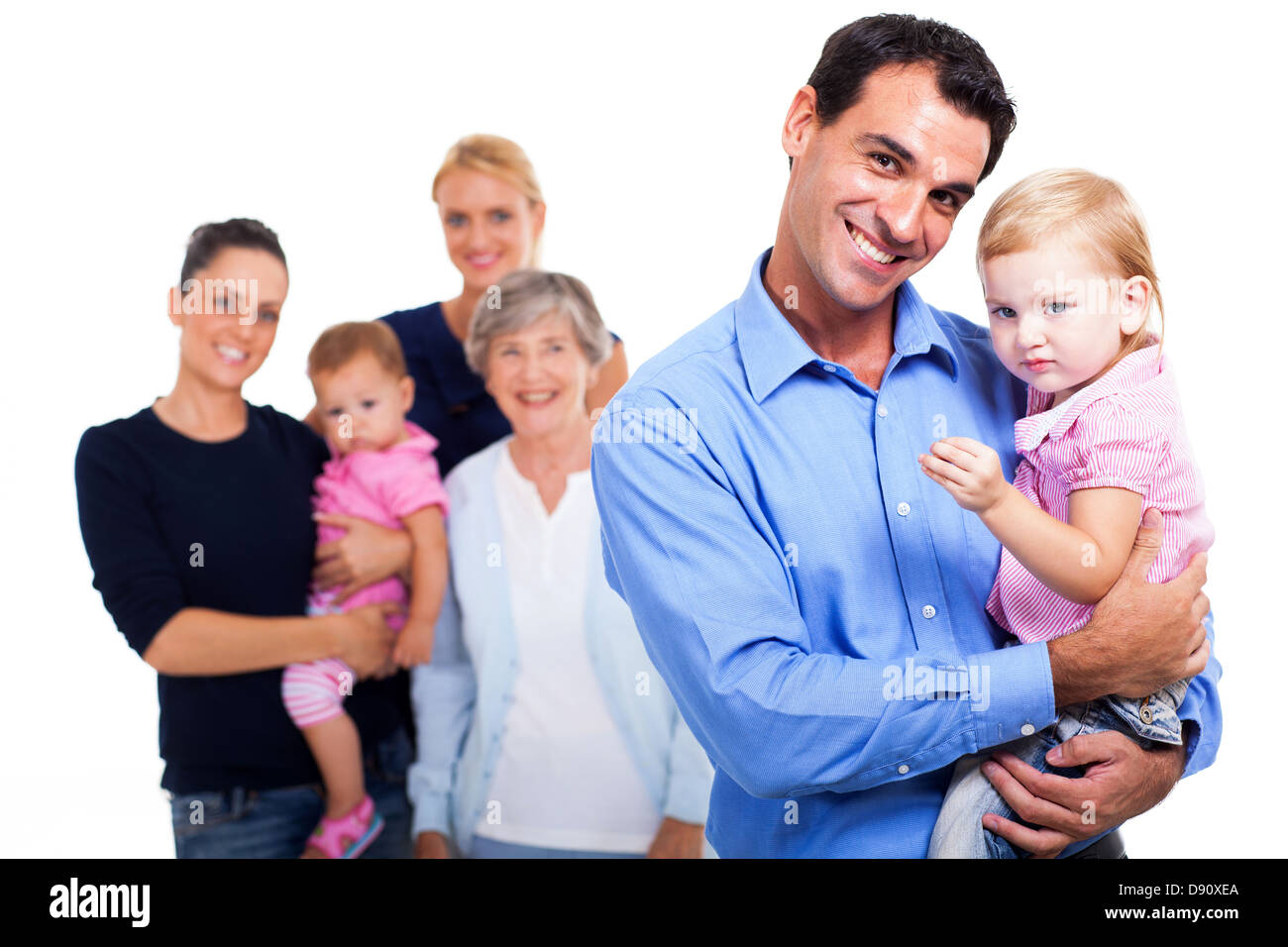 fröhliche Vater seine Tochter mit Großfamilie auf Hintergrund hielt Stockfoto