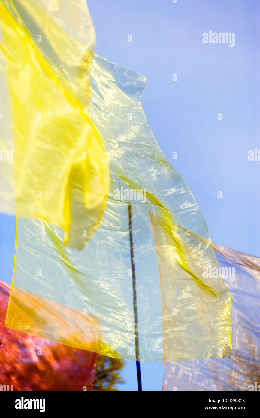 Buntem Tuch gegen blauen Himmel. Stockfoto