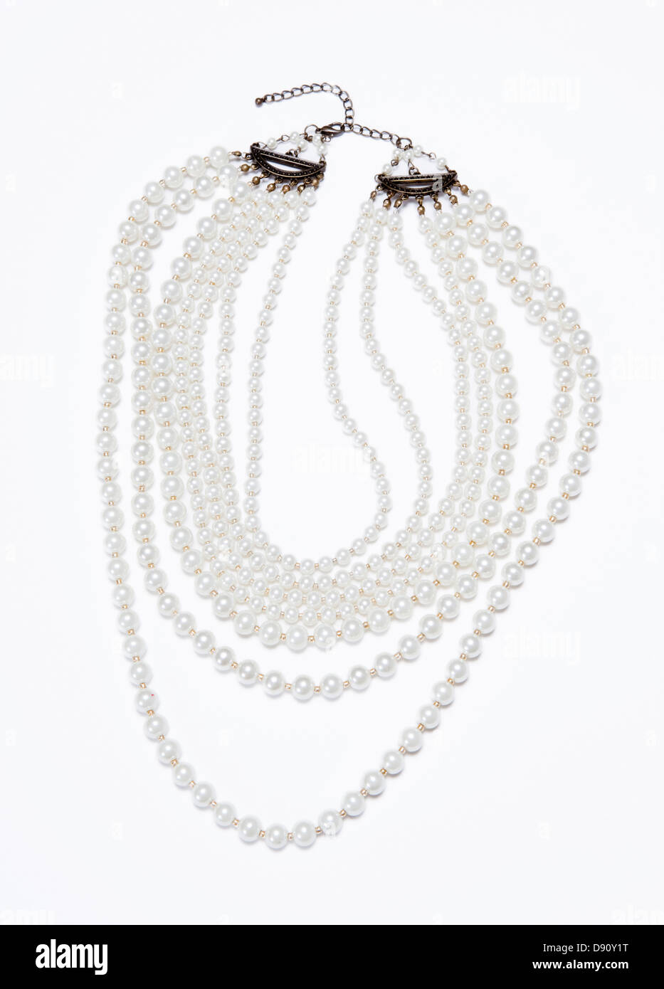 Perlenkette auf weißem Hintergrund Stockfoto