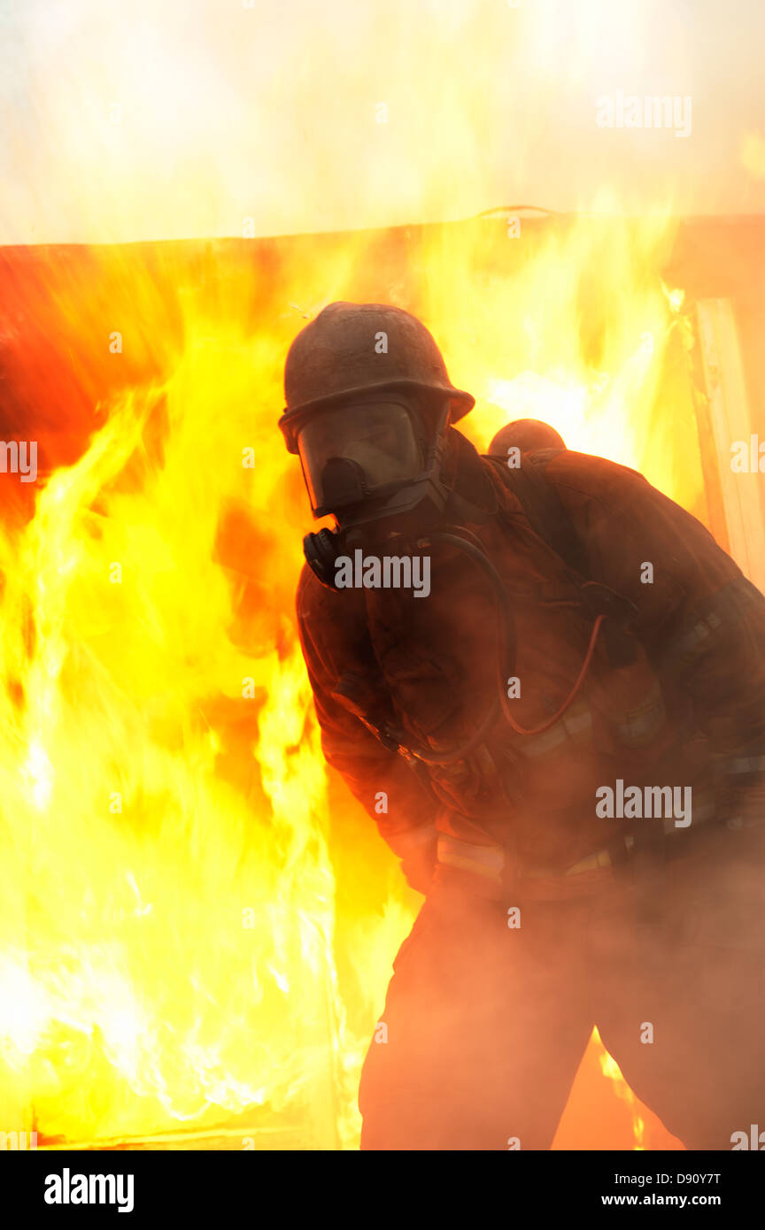 Feuerwehrmann vor dem Gebäude in Brand Stockfoto