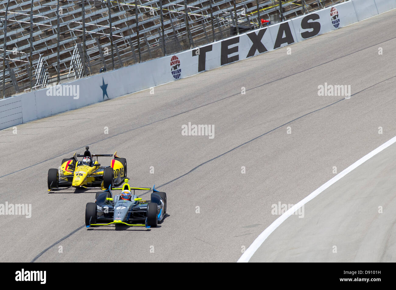 Fort Worth, TX, USA - 7. Juni 2013. Josef Newgarden (67) und Graham Rahal (15) nehmen Sie den Titel für ein Übungsbeispiel für die Firestone 550-Rennen auf dem Texas Motor Speedway in Fort Worth, Texas. Bildnachweis: Cal Sport Media/Alamy Live-Nachrichten Stockfoto