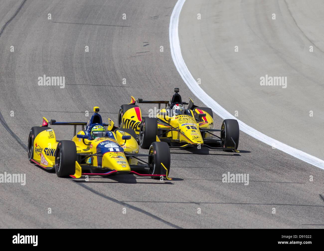 Fort Worth, TX, USA - 7. Juni 2013. Tony Kanaan (11) und Graham Rahal (15) nehmen Sie den Titel für ein Übungsbeispiel für die Firestone 550-Rennen auf dem Texas Motor Speedway in Fort Worth, Texas. Bildnachweis: Cal Sport Media/Alamy Live-Nachrichten Stockfoto