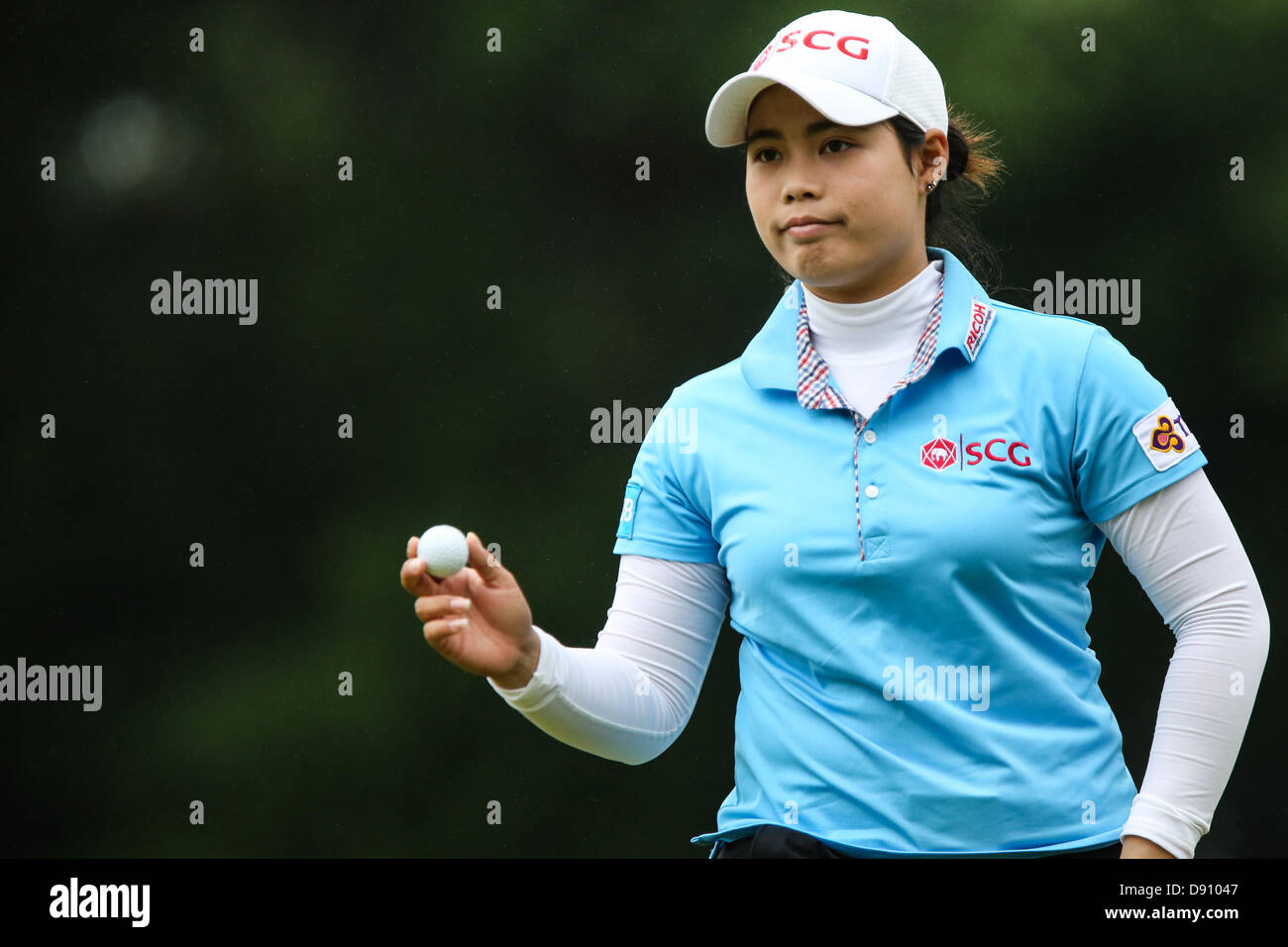 Pittsford, New York, USA 7. Juni 2013. Thais Moriya Jutanugarn bestätigt die Fans auf das siebte Loch bei der LPGA Championship im Locust Hill Country Club in Pittsford, NY am 7. Juni 2013 Credit: ZUMA Press, Inc./Alamy Live News Stockfoto