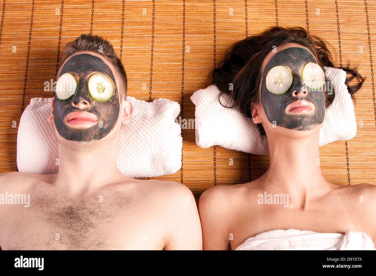 Urlaub im Spa immer Gesichtsmaske mit Gurke Hautpflege entspannenden Beauty-Behandlung auf Bambus Paare. Stockfoto