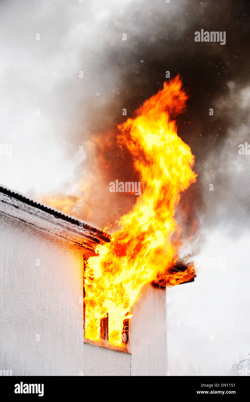 Flammen aus Fenster Stockfoto