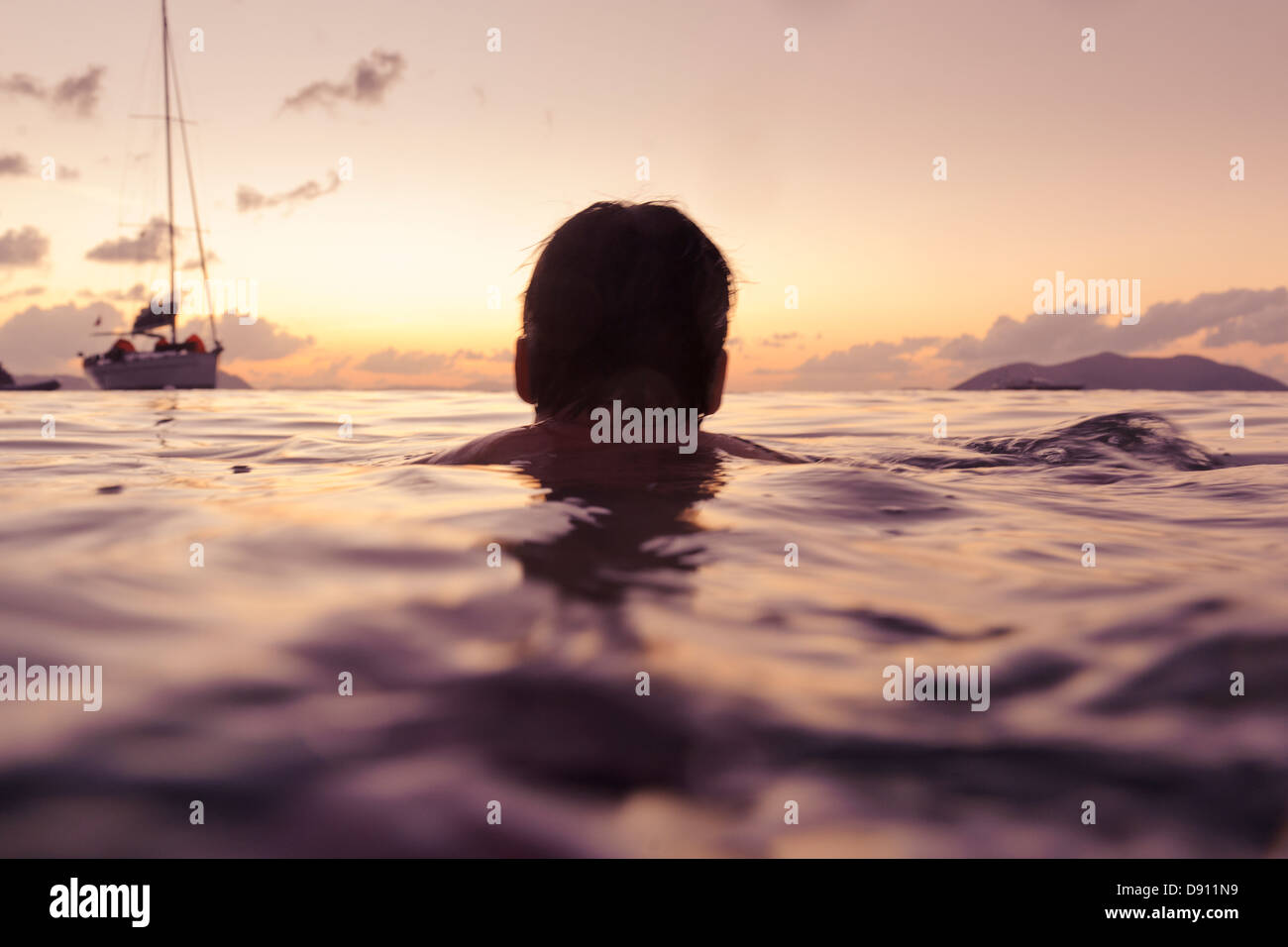 Silhouette der Mann im Meer zu schwimmen Stockfoto