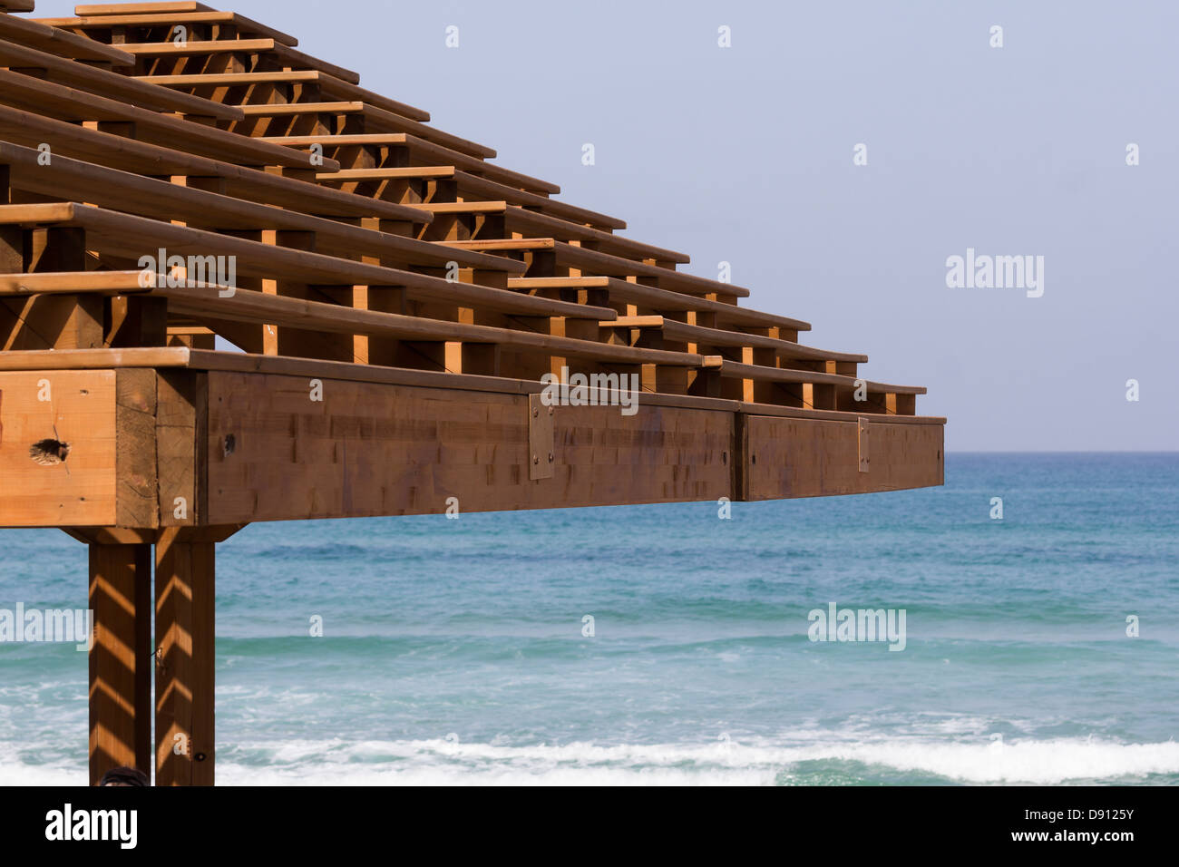 Baldachin aus Holz von der Sonne am Strand Stockfoto