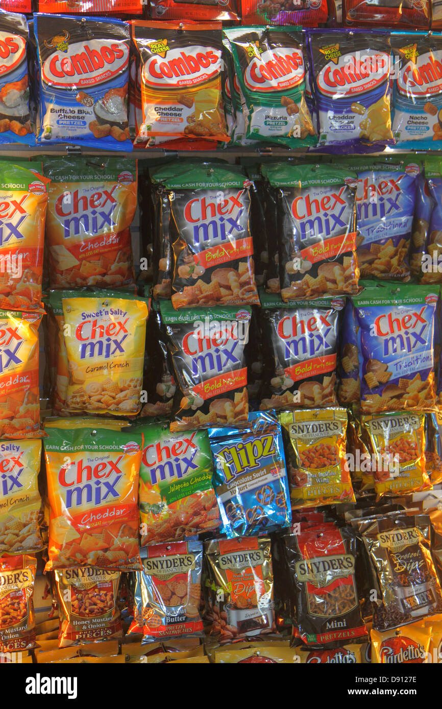 Miami Florida, Internationaler Flughafen, MIA, Terminal, Gate, Snacks, Snacks, Lebensmittel, Junk-Food, Taschen, Chex Mix, Combos, Verkaufsverpackung anzeigen, FL130129014 Stockfoto