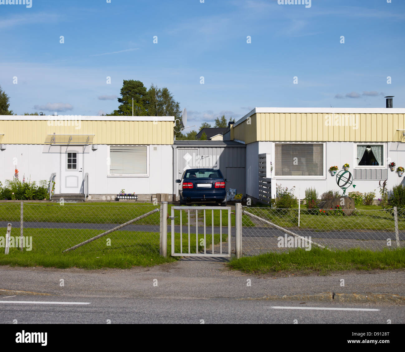 Auto geparkt vor Terrassenhaus Stockfoto