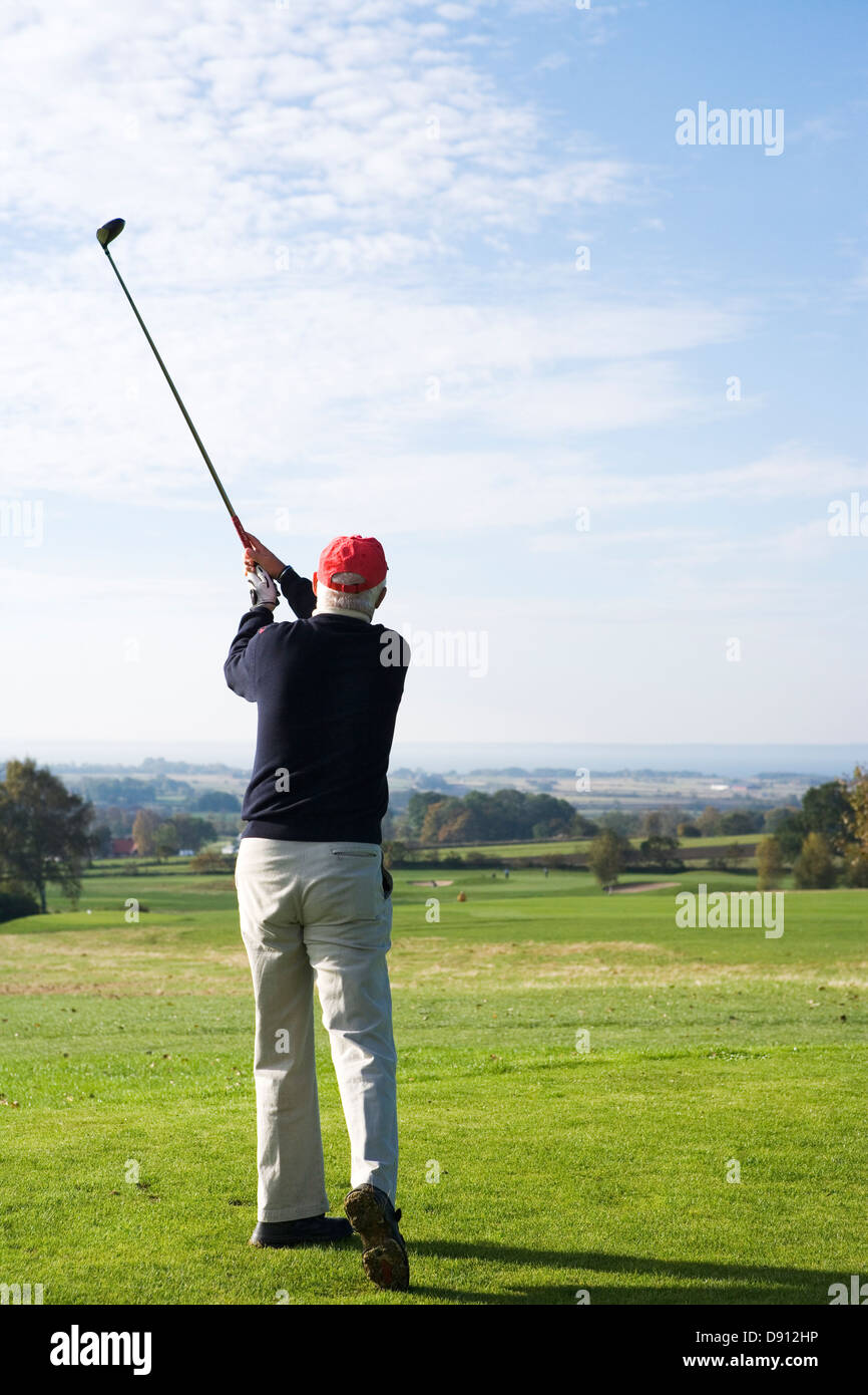 Ein senior Mann Golfen, Schweden. Stockfoto