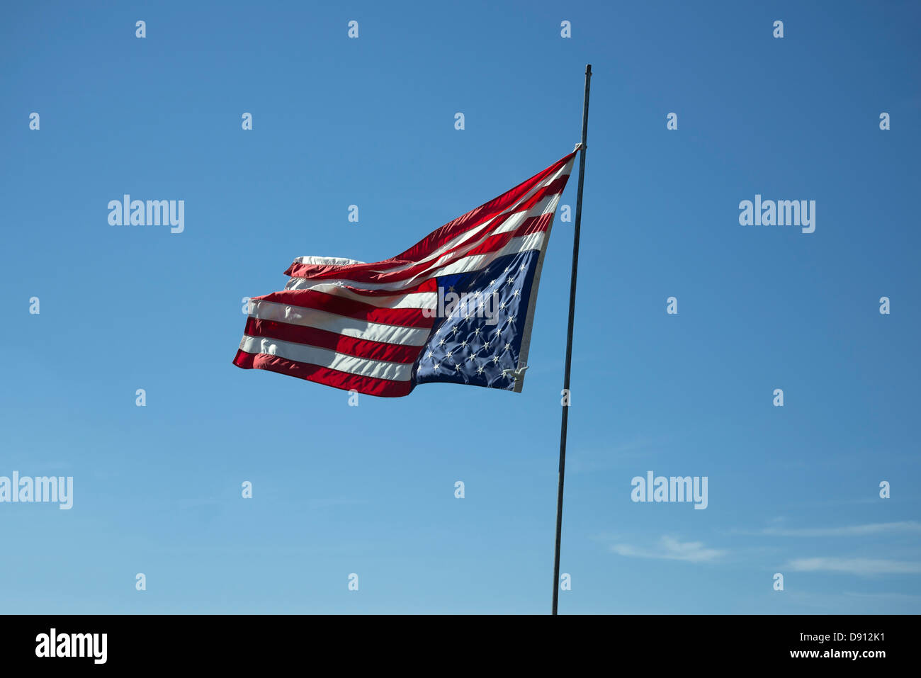 Amerikanische Flagge auf dem Kopf stehend ist ein Zeichen der Bedrängnisses. Stockfoto