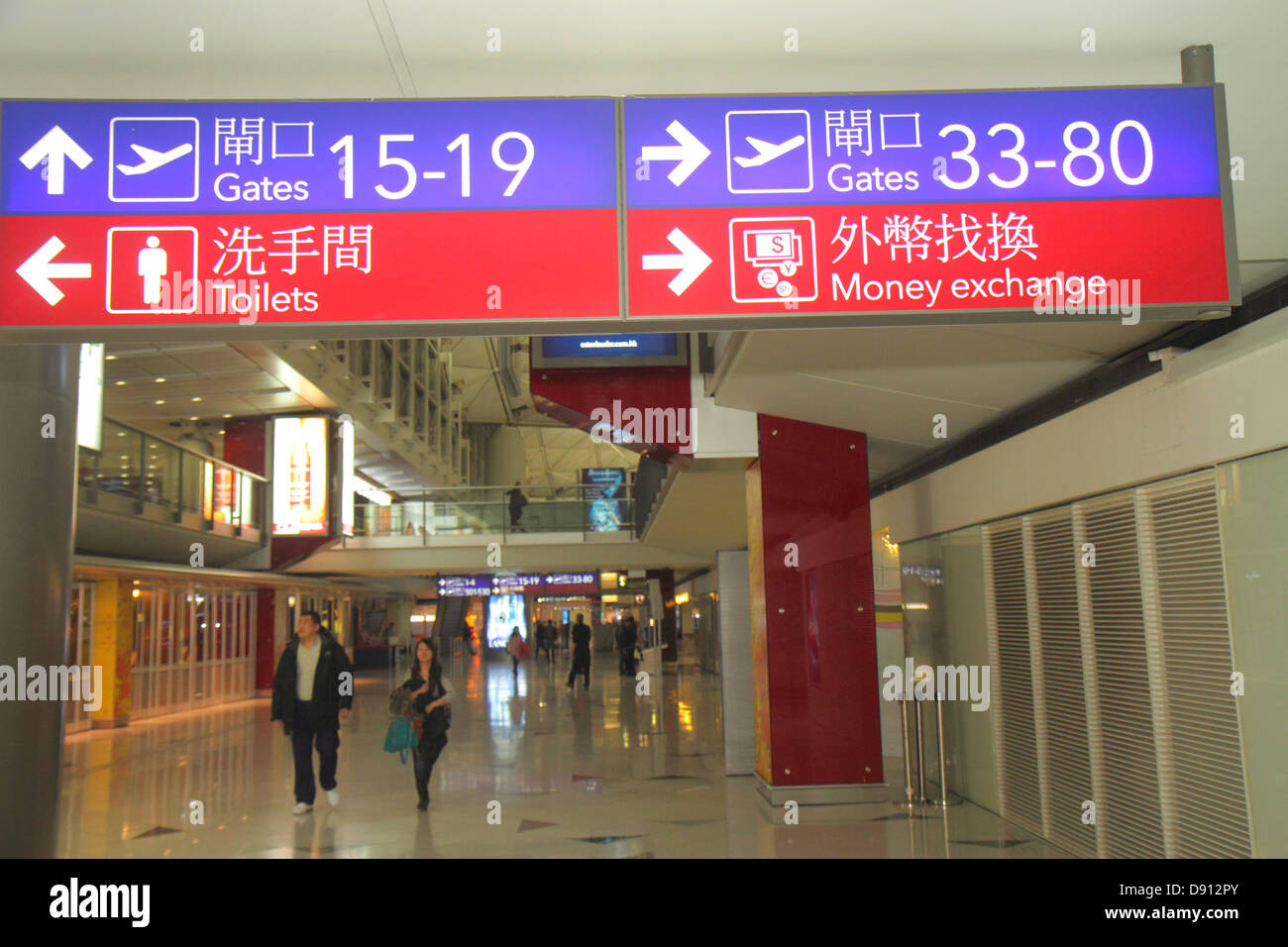 China, Asien, Ferner Osten, Orient, Orient, Hongkong, Internationaler Flughafen, HKG, Terminal, Gate, Schilder, Informationen, Wegbeschreibungen, hanzi, Chinesisch, Zeichen, HK13013000 Stockfoto