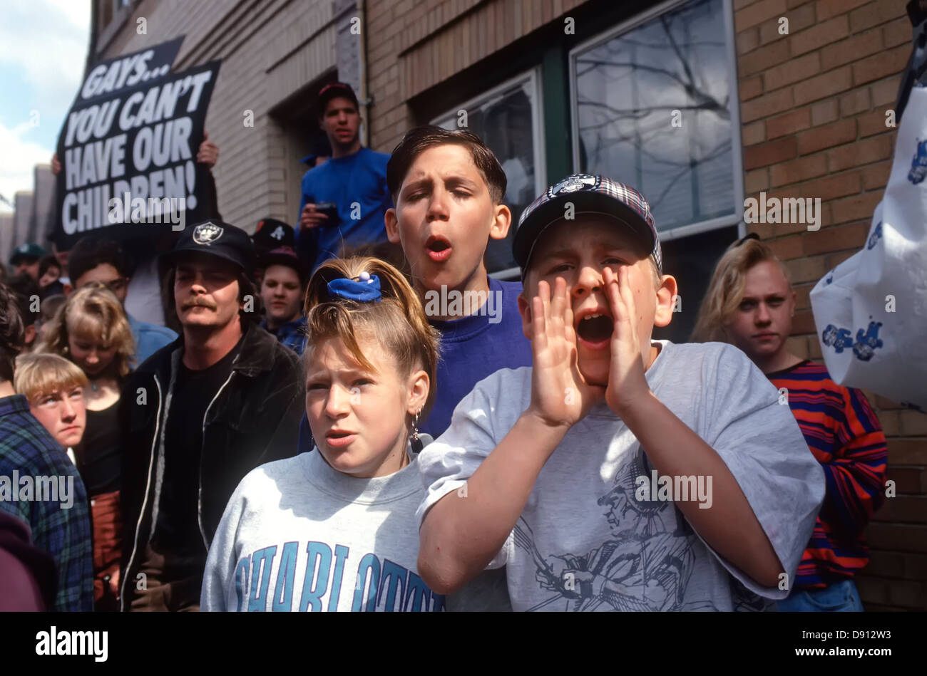 Ridgewood, Queens New York - Anti-Homosexuell Jungen schreien homophobe Bögen während der NYC Anti-Gewalt-Projekt (AVP) Rallye außerhalb PS 88 Stockfoto