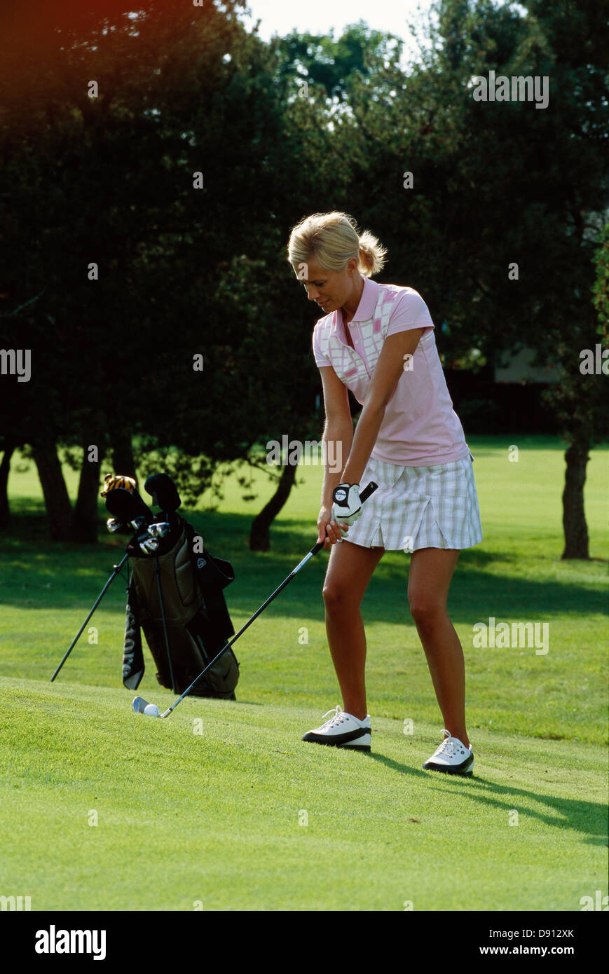 Eine Frau, Golf spielen, Schweden. Stockfoto