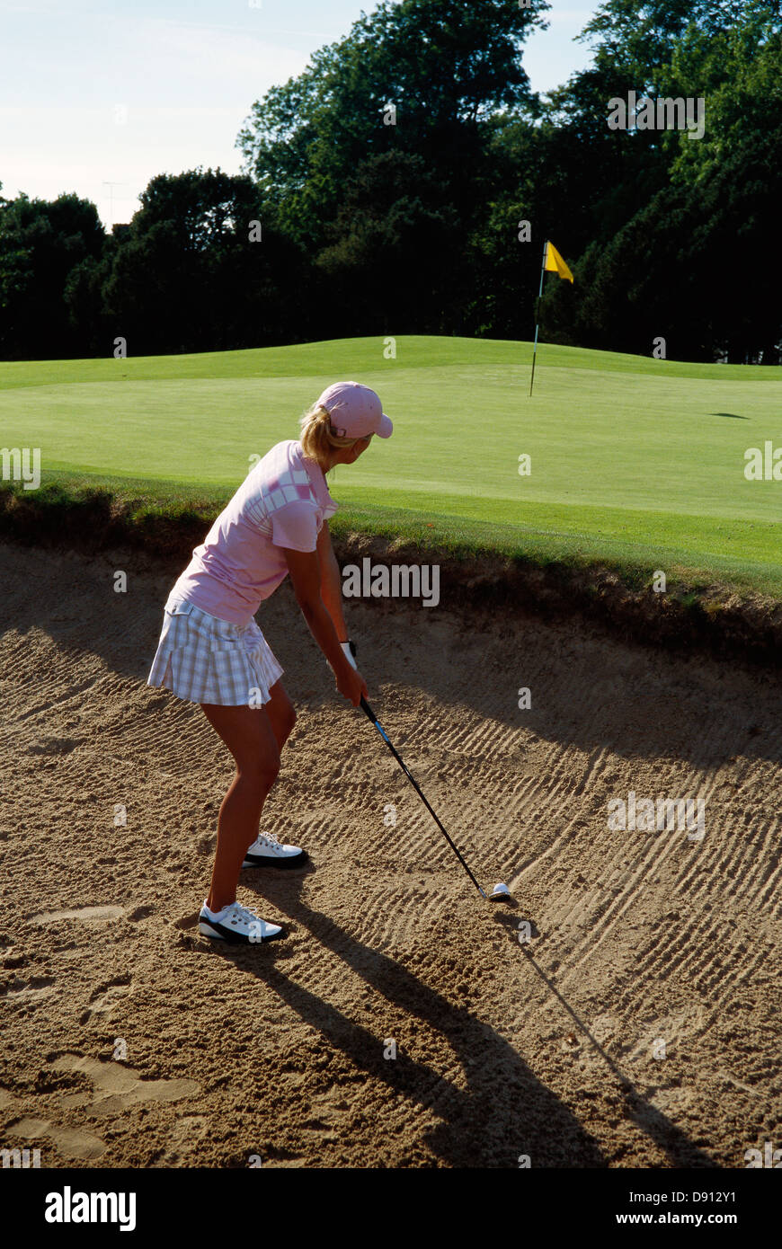 Eine Frau, Golf spielen, Schweden. Stockfoto