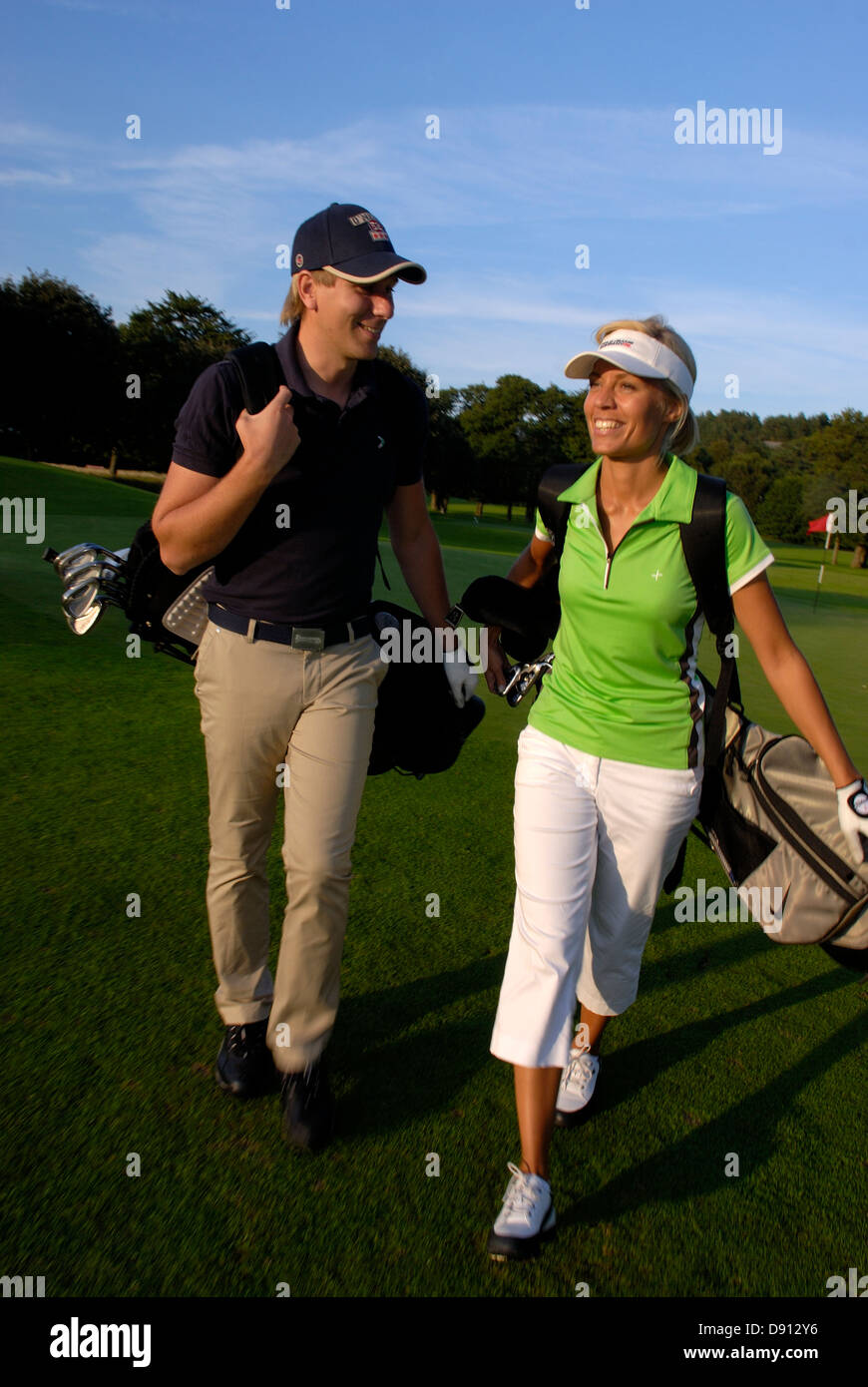 Ein Mann und eine Frau spielt Golf, Schweden. Stockfoto