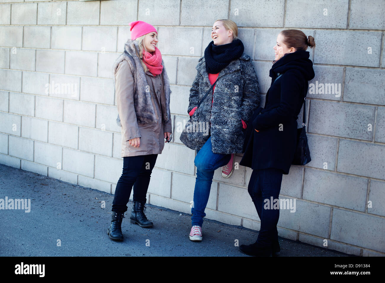 Drei junge Frauen, die gemeinsam lachen Stockfoto