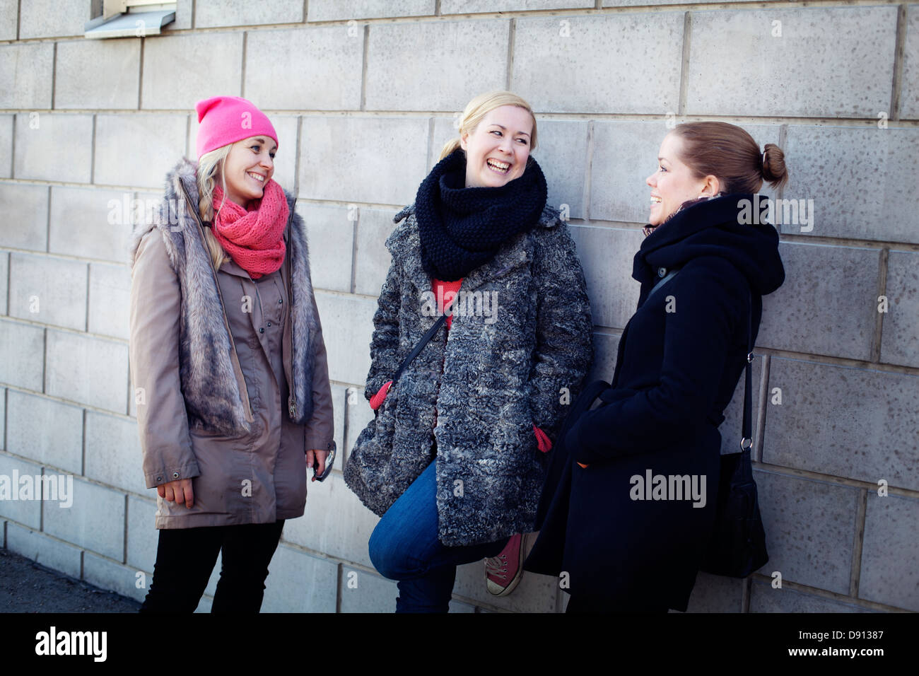 Drei junge Frauen, die gemeinsam lachen Stockfoto