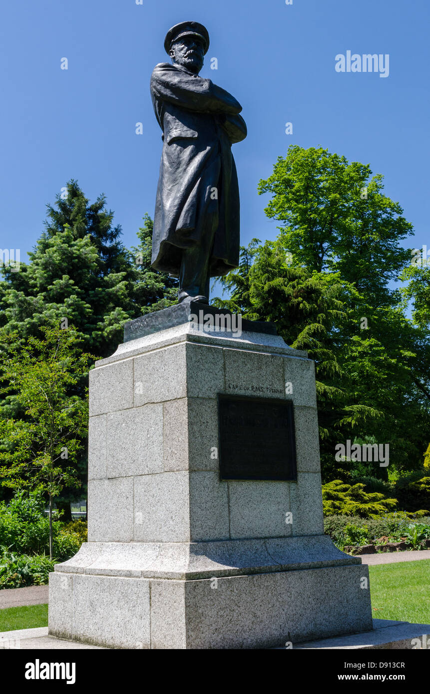 Gedenk-Statue Commander Edward John Smith, Kapitän der RMS Titanic, in Lichfield Museum Gärten Stockfoto