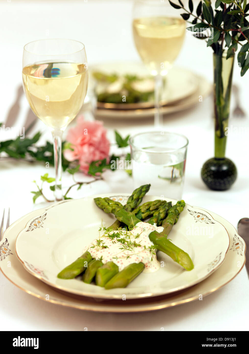 Spargel-Starter auf Platte Stockfoto