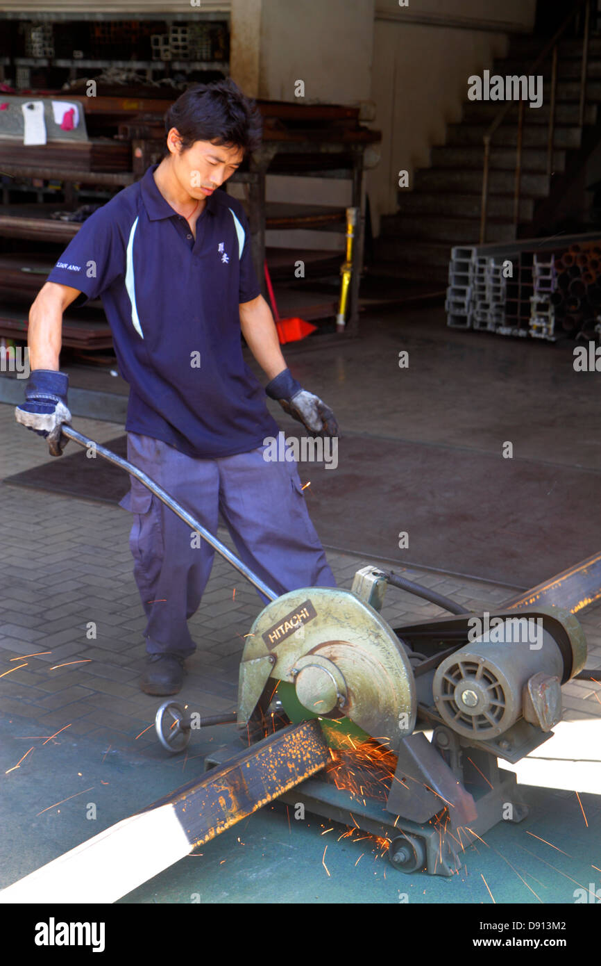 Singapore Lavender Street, asiatischer Mann Männer männlich, Job, arbeiten, arbeiten, Stahlträger, schneiden, Arbeitsplatz, Werkzeug, Sing130201026 Stockfoto