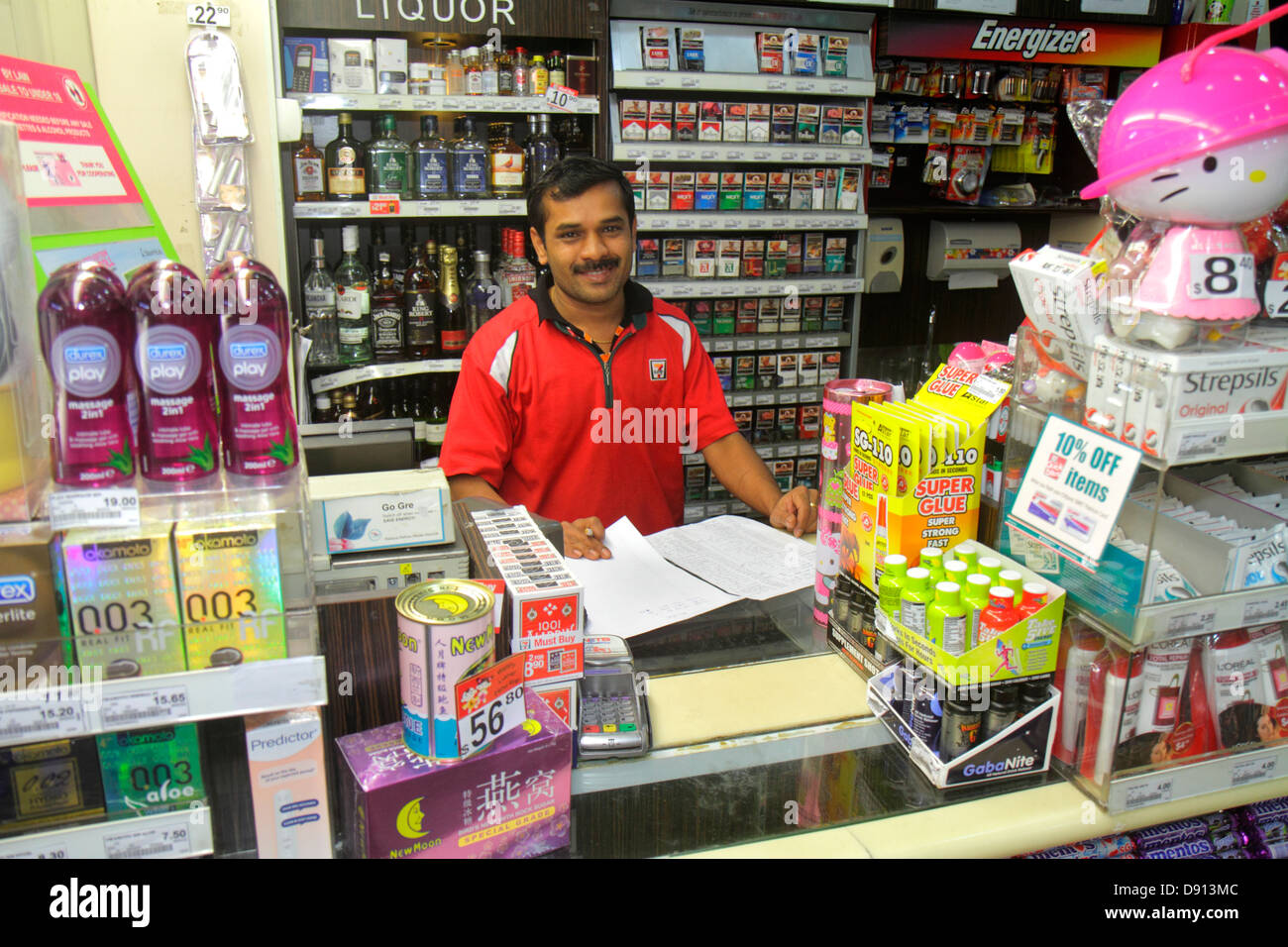 Singapore Kallang Road, 7-Eleven, 24-Stunden-Geschäft, asiatischer Mann Männer, Mann, Arbeit, Arbeit, Kassierer, Theke, Uniform, innen, Sing130201027 Stockfoto
